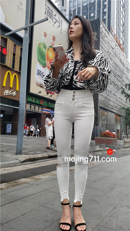 魔镜街拍 （视频）白裤紧身黑色上衣[13.79G/MP4] 预览图片