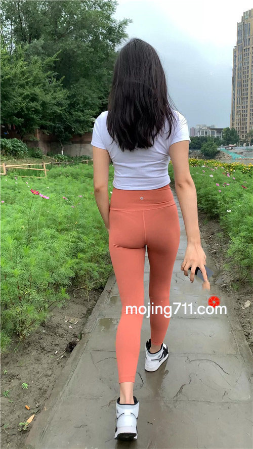 魔镜街拍 （视频）橙色瑜伽紧身裤美女[9.15G/MP4] 预览图片