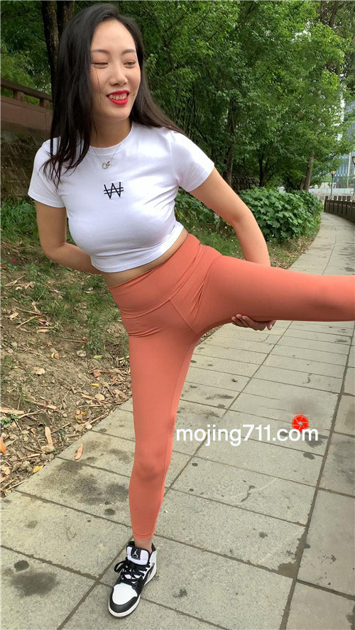 魔镜街拍 （视频）橙色瑜伽紧身裤美女[9.15G/MP4] 预览图片