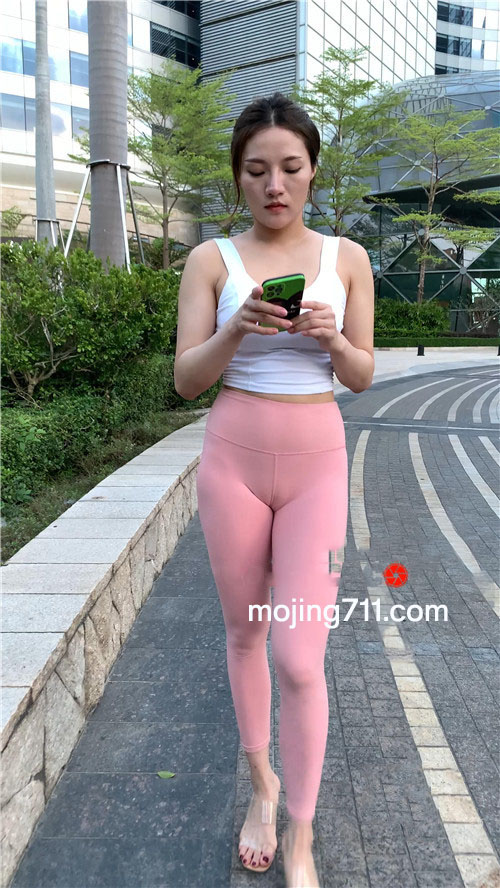 魔镜街拍 （视频）粉色瑜伽裤[7.87G/MP4]预览图片