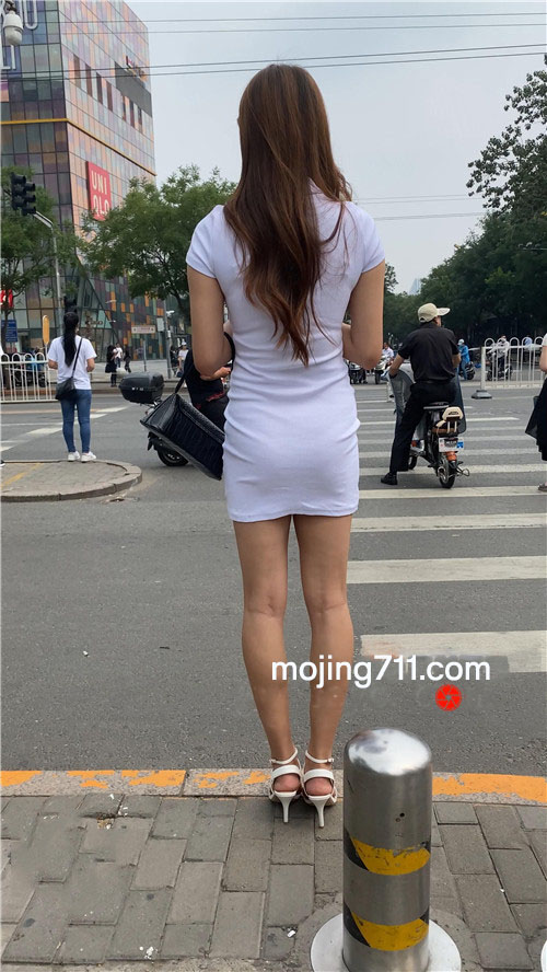 魔镜街拍 （视频）白色连体裙小姐姐[8.47G/MP4]预览图片