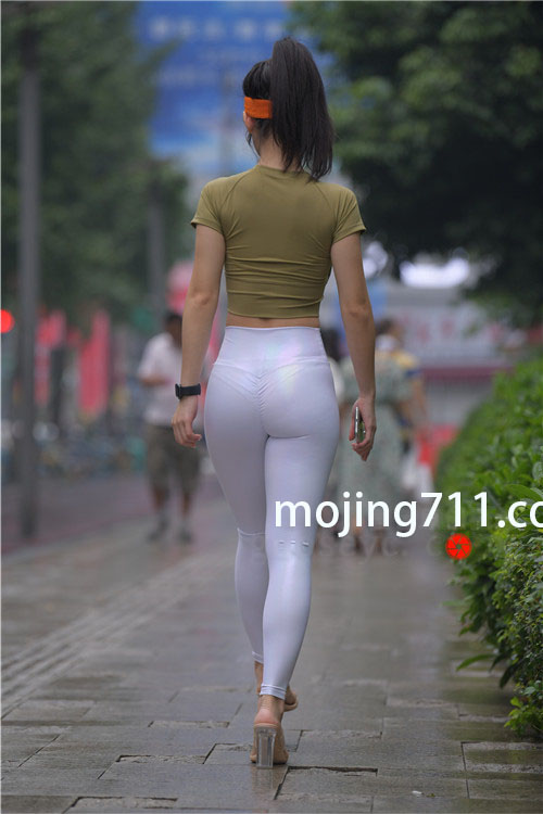 魔镜街拍 （视频）白色皮裤健身服[MP4/9.6GB]预览图片