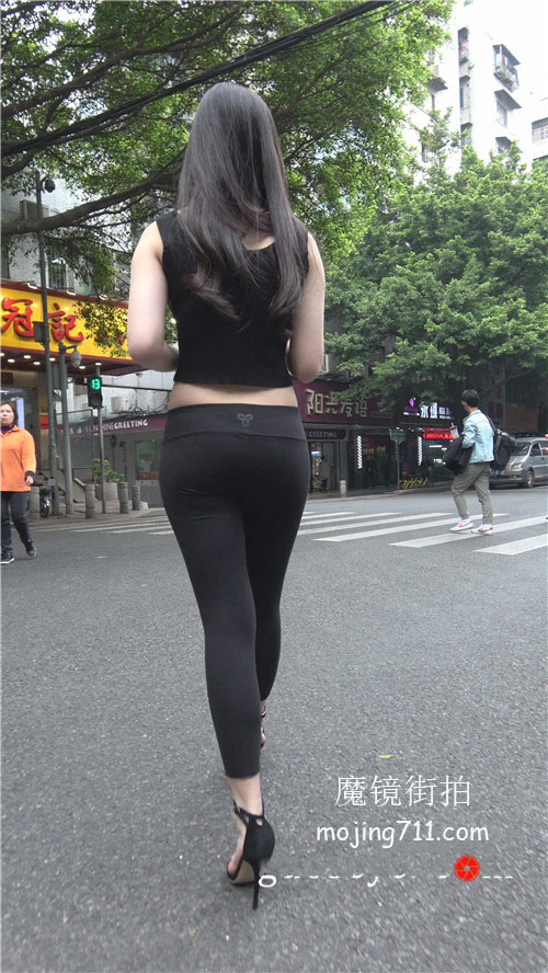 魔镜街拍 模拍高跟黑色紧身瑜伽裤美女（三）[3.35G/MP4]预览图片
