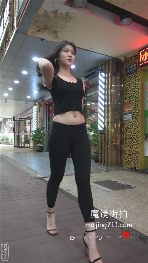 魔镜街拍 模拍高跟黑色紧身瑜伽裤美女（三）[3.35G/MP4]预览图片