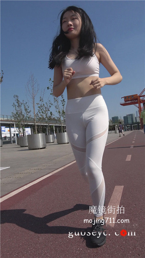 魔镜街拍 模拍漂亮的白色瑜伽紧身裤美女（三）[3.64G/MP4]预览图片