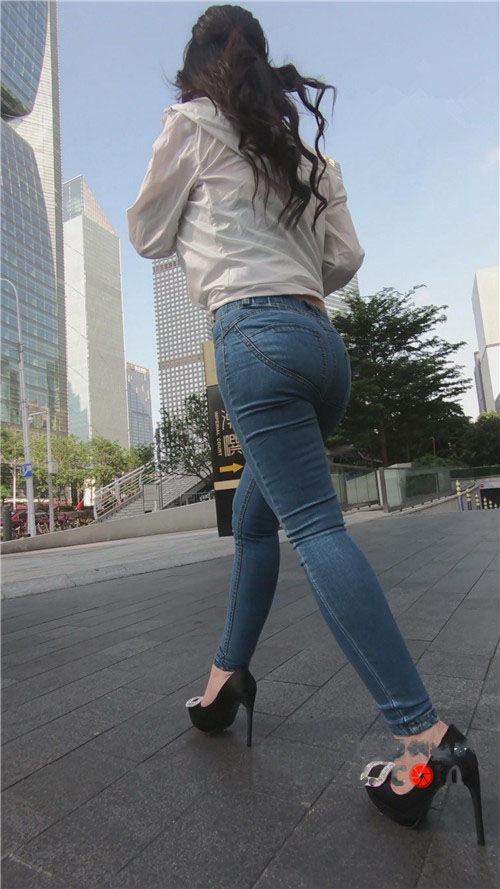 魔镜街拍 模拍漂亮牛仔裤紧身美臀美女（二）[2.87G/MP4]预览图片