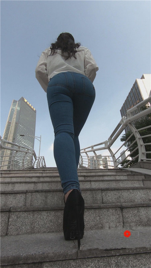 魔镜街拍 模拍漂亮牛仔裤紧身美臀美女（二）[2.87G/MP4]预览图片