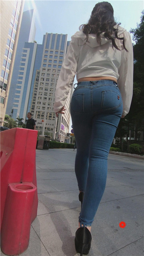 魔镜街拍 模拍漂亮牛仔裤紧身美臀美女（一）[3.48G/MP4]预览图片