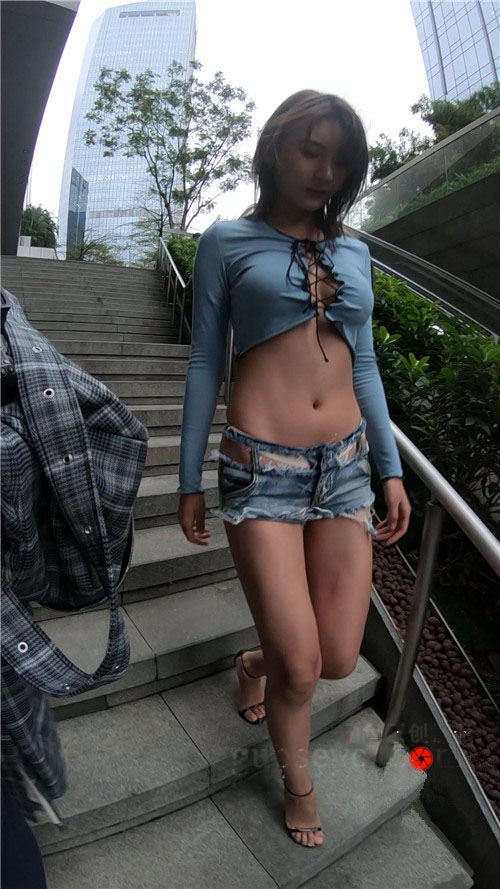 魔镜街拍 模拍漂亮的露腰热裤美女[3.66G/MP4]预览图片