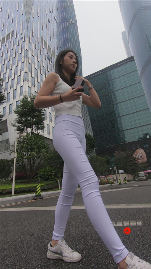 魔镜街拍 模拍漂亮的紧身白裤美女（二）[1.58G/MP4]预览图片