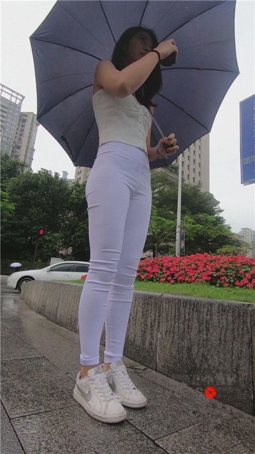魔镜街拍 模拍漂亮的紧身白裤美女（一）[3.8G/MP4]预览图片