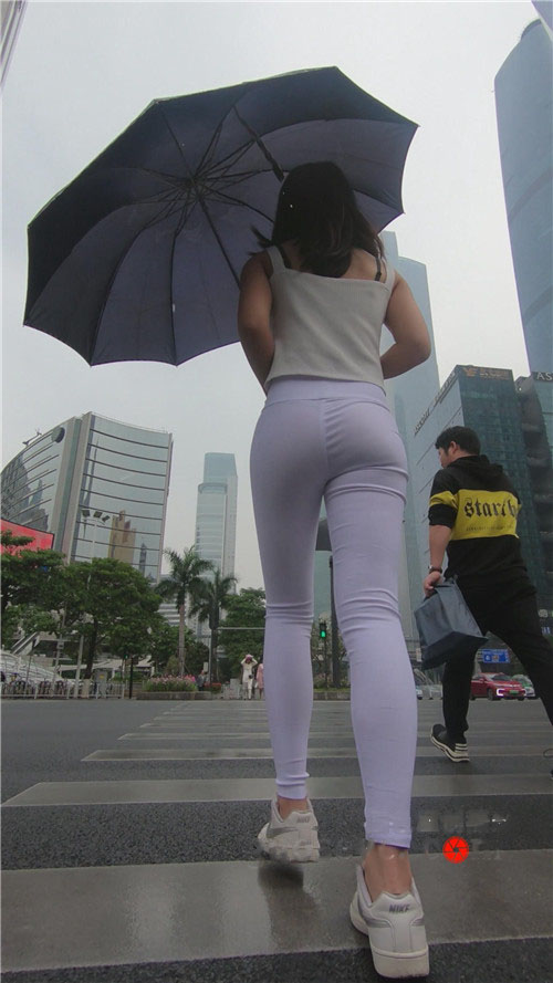 魔镜街拍 模拍漂亮的紧身白裤美女（一）[3.8G/MP4]预览图片