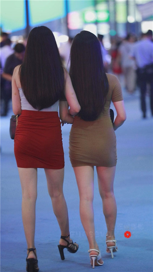 魔镜街拍 模拍两个包裙裸腿美女（二）[5.38G/MP4]预览图片