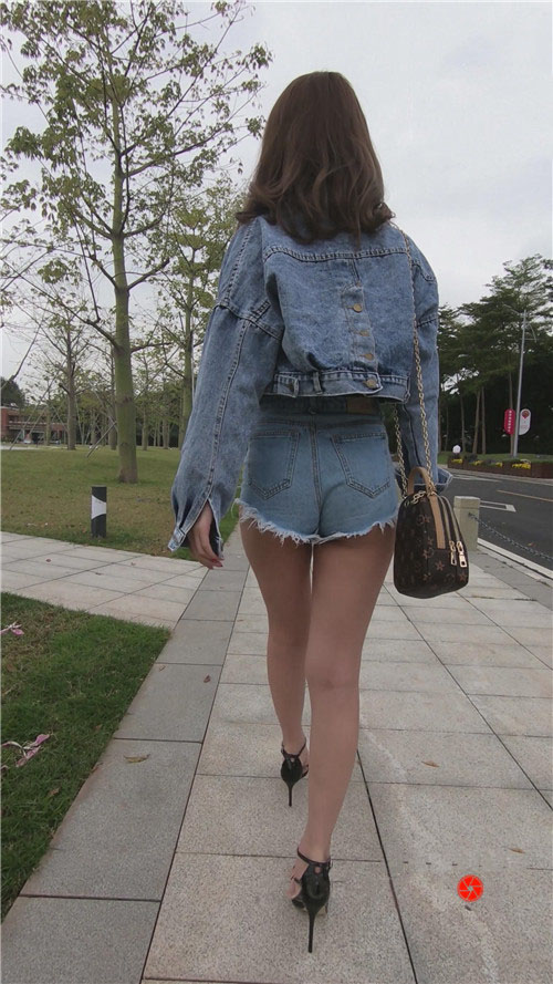 魔镜街拍 模拍漂亮的牛仔短裤美女[3.2G/MP4]预览图片
