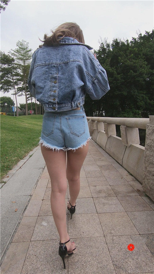 魔镜街拍 模拍漂亮的牛仔短裤美女[3.2G/MP4]预览图片