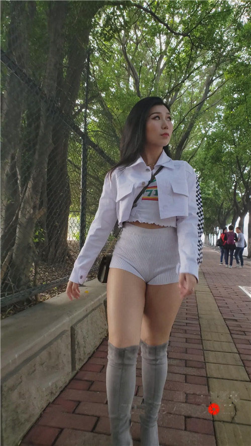 魔镜街拍 模拍性感的丰满白色短裤美女（二）[3.79G/MP4]预览图片