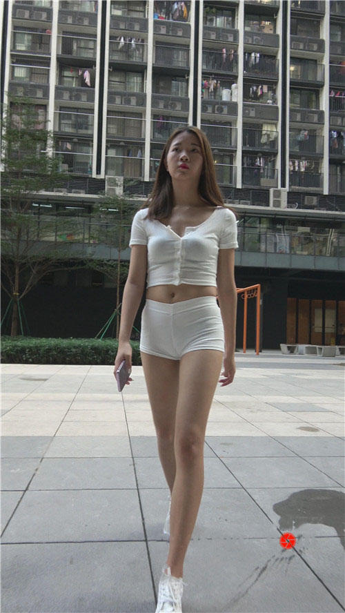 魔镜街拍 模拍白色紧身短裤美女[8G/MP4]预览图片