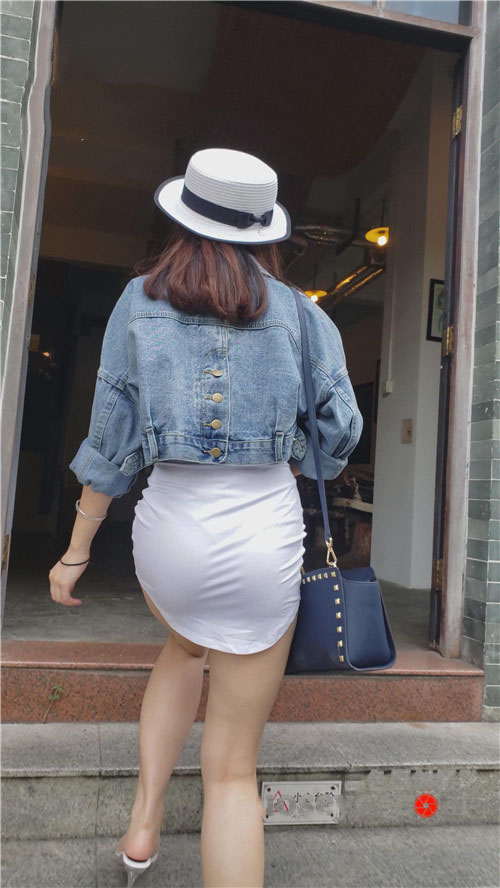 魔镜街拍 模拍漂亮的白色连体包臀裙美女（一）[3.79G/MP4]预览图片