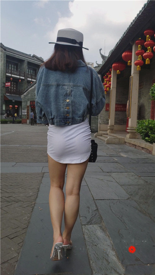 魔镜街拍 模拍漂亮的白色连体包臀裙美女（一）[3.79G/MP4]预览图片