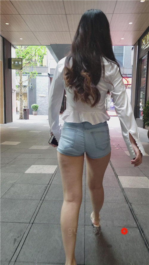 魔镜街拍 模拍漂亮的牛仔热裤美女小姐姐三[3.83G/MP4]预览图片