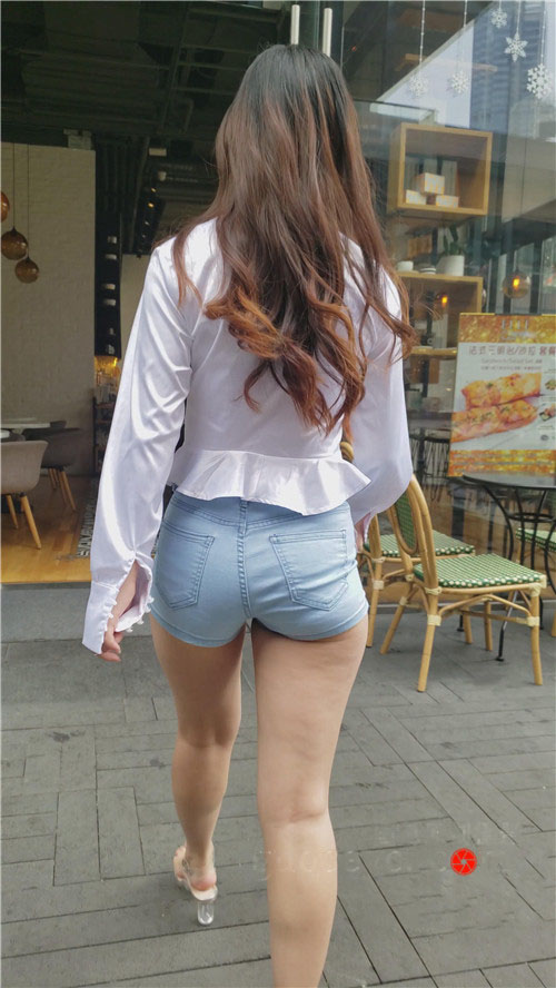 魔镜街拍 模拍漂亮的牛仔热裤美女小姐姐三[3.83G/MP4]预览图片