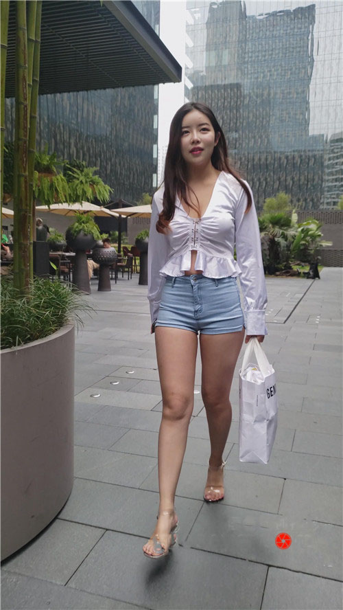 魔镜街拍 模拍漂亮的牛仔热裤美女小姐姐二[3.73G/MP4]预览图片