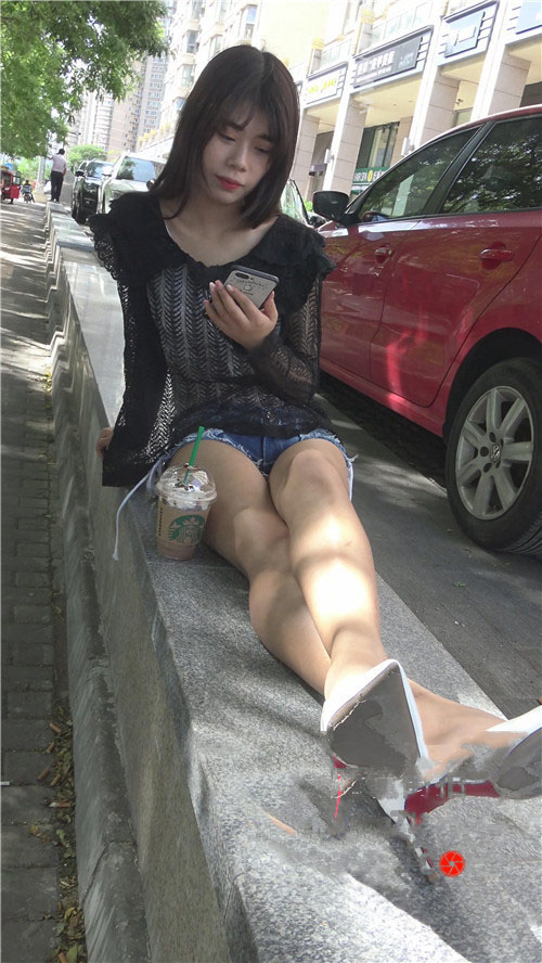 魔镜街拍 模拍漂亮的牛仔热裤月牙美女一[3.51G/MP4]预览图片