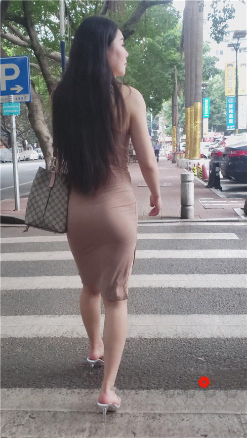 魔镜街拍 漂亮的吊带连体包臀裙长发美女一[10.35G/MP4]预览图片
