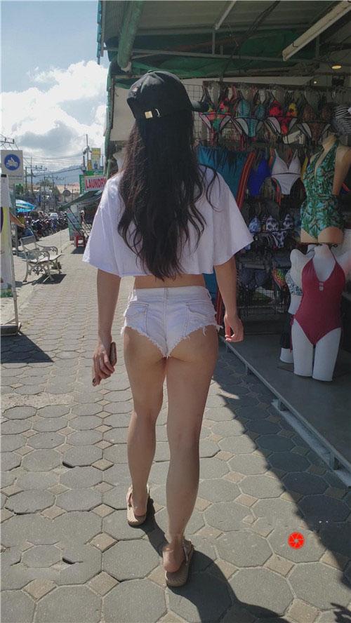 魔镜街拍 模拍白色超短裤月牙苗条的小姐姐（一）[3.79G/MP4]预览图片