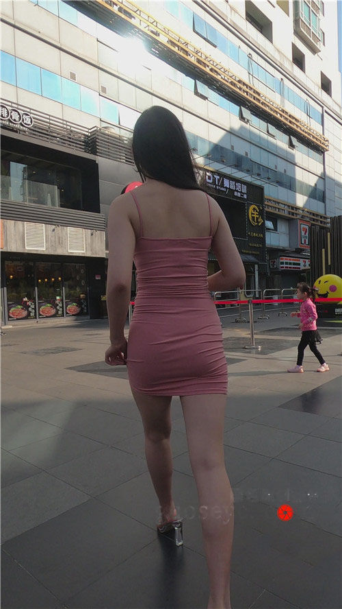 魔镜街拍 模拍粉色吊带连体包臀裙小姐姐（三）[7.06G/MP4]预览图片