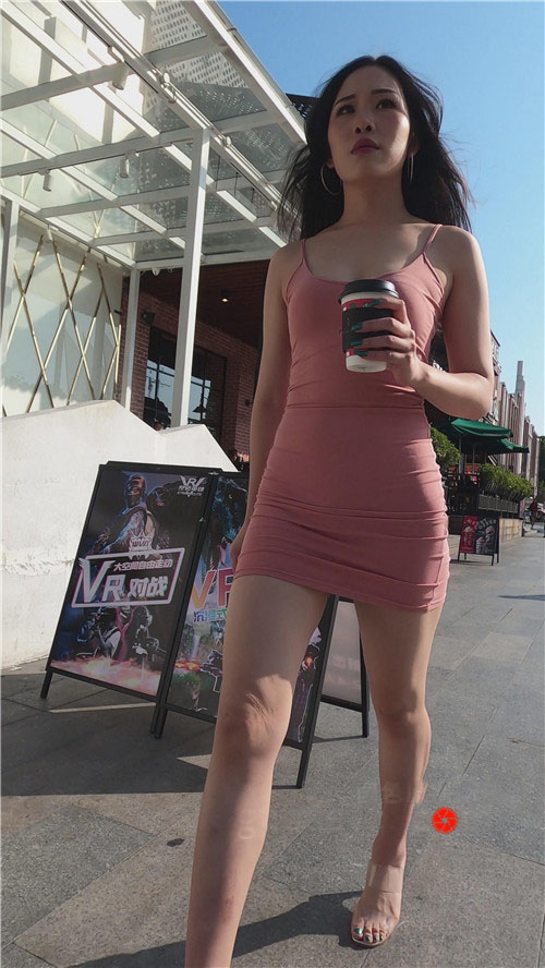 魔镜街拍 模拍粉色吊带连体包臀裙小姐姐（二）[7.68G/MP4]预览图片