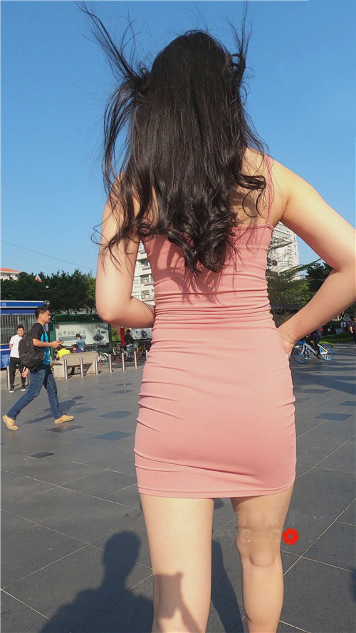 魔镜街拍 模拍粉色吊带连体包臀裙小姐姐（二）[7.68G/MP4]预览图片