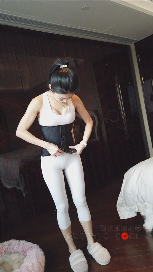 魔镜街拍 健身的紧身白裤美女[14.34G/MP4]预览图片