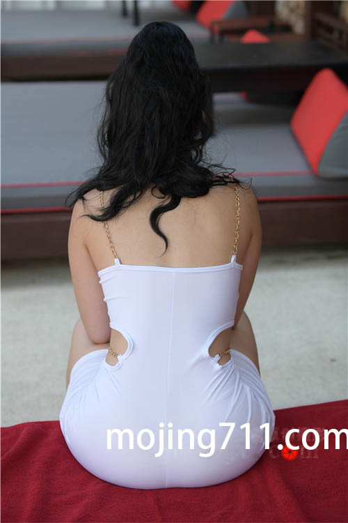 魔镜街拍 模拍丰满的白色连体包臀裙美女[2.82G/MP4]预览图片