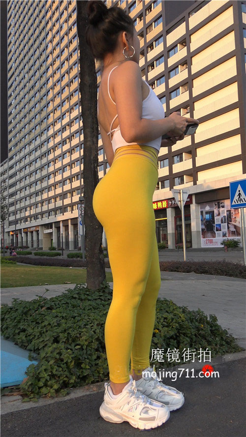 魔镜街拍 紧身黄色健身裤美女（二）[7.69G/MP4]预览图片