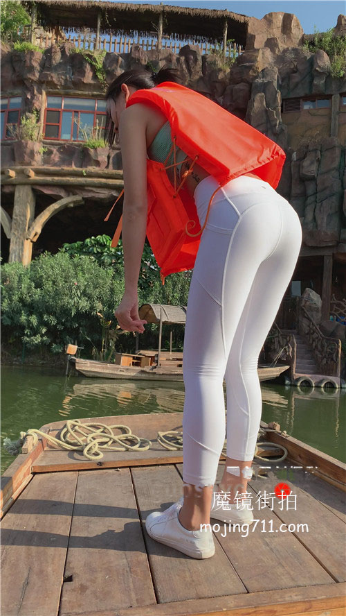 魔镜街拍 漂亮的白色紧身裤小姐姐（一）[1.89G/MP4]预览图片