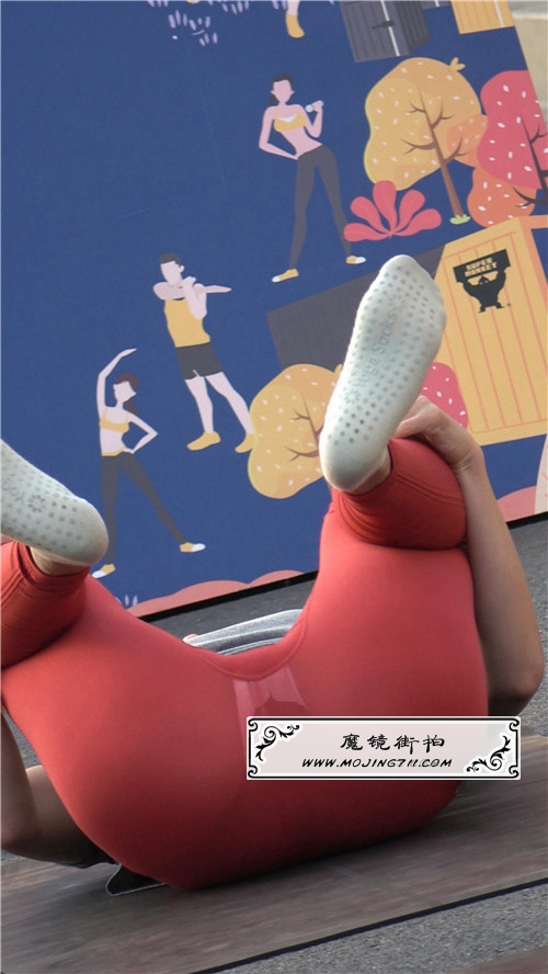 魔镜街拍 红色紧身瑜伽裤妹子[8.33G/MP4]预览图片
