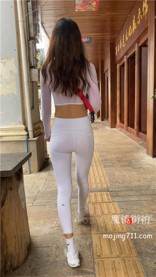魔镜街拍 白色紧身瑜伽裤[3.24G/MP4]预览图片