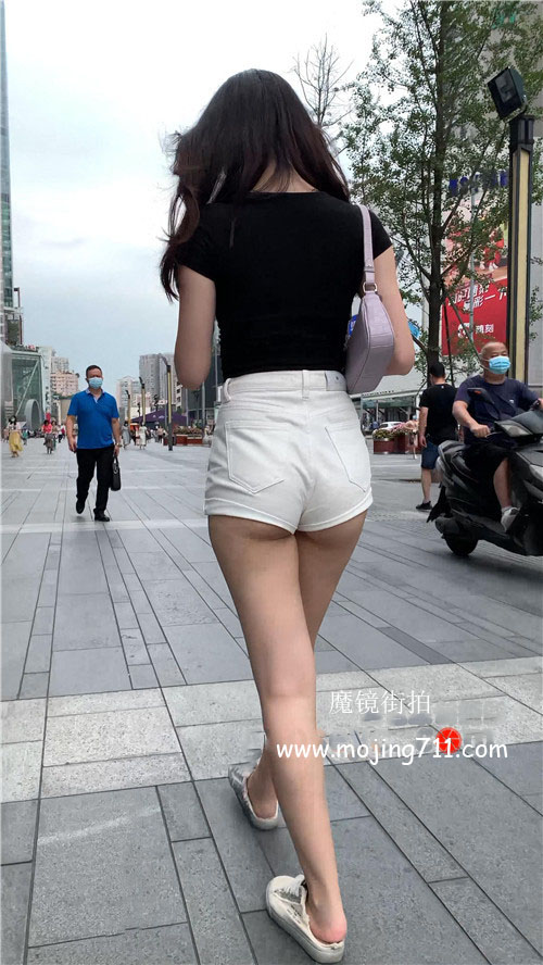魔镜街拍 （视频）白色热裤月牙美女[6.67G/MP4]预览图片
