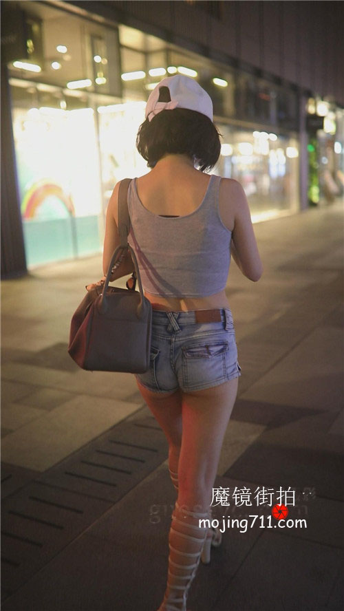 魔镜街拍 模拍漂亮的极品热裤月牙美女《四》[2.6G/MP4]预览图片