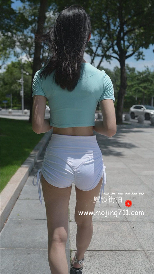 魔镜街拍 （视频）小青白色热裤[5.66G/MP4]预览图片