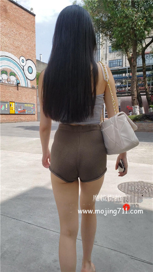 魔镜街拍 （视频）漂亮的短裤美女[8.05G/MP4]预览图片