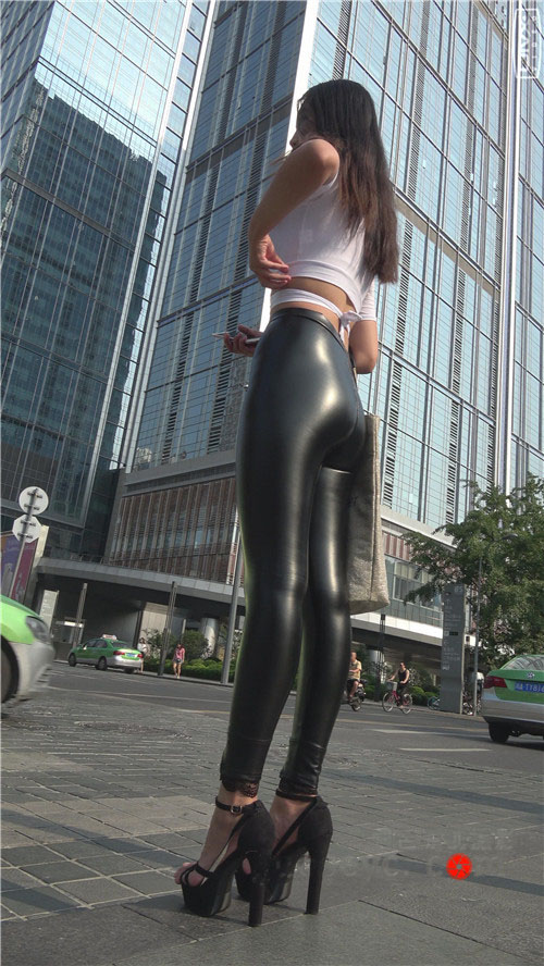 魔镜街拍 模拍漂亮的极品紧身皮裤美女（二）[2.53G/MP4]预览图片