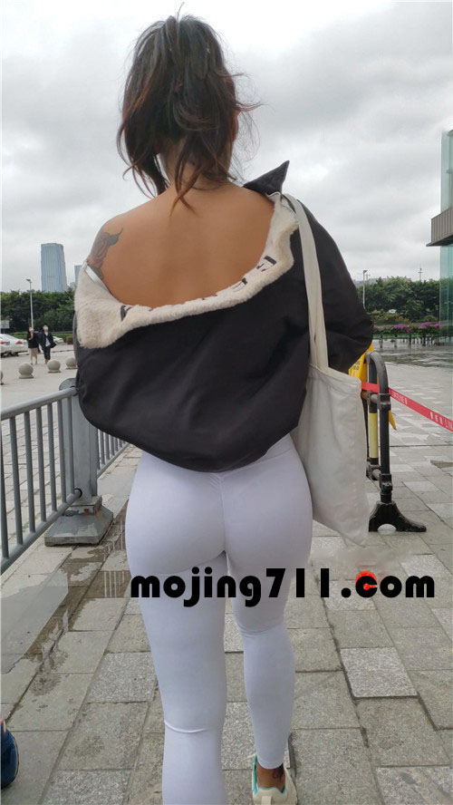 魔镜街拍 （视频一）白色超紧裤 [5.13G/MP4]预览图片