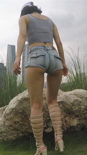 魔镜街拍 模拍漂亮的极品热裤月牙美女《八》[2.96G/MP4]封面图片